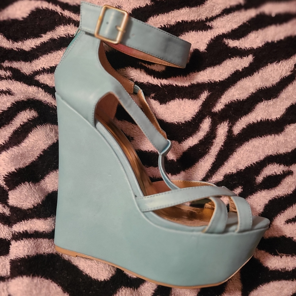 Heels - Picture 3 of 3